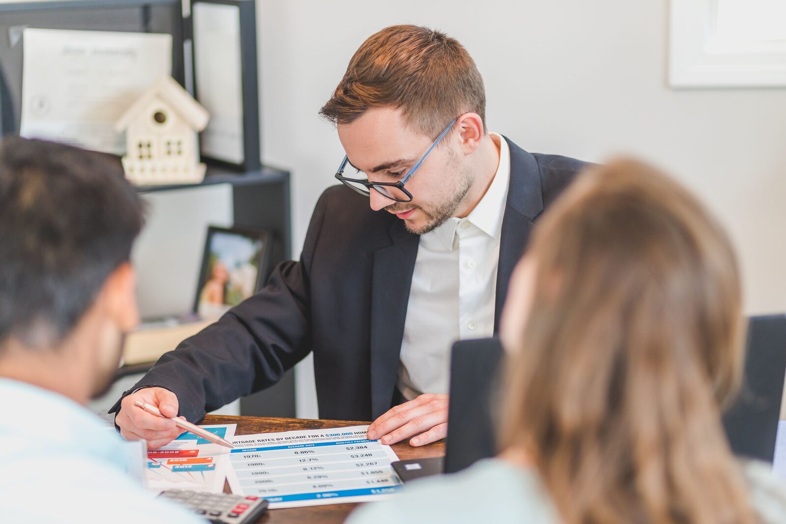Forelution specialist reviewing mortgage rate options with clients